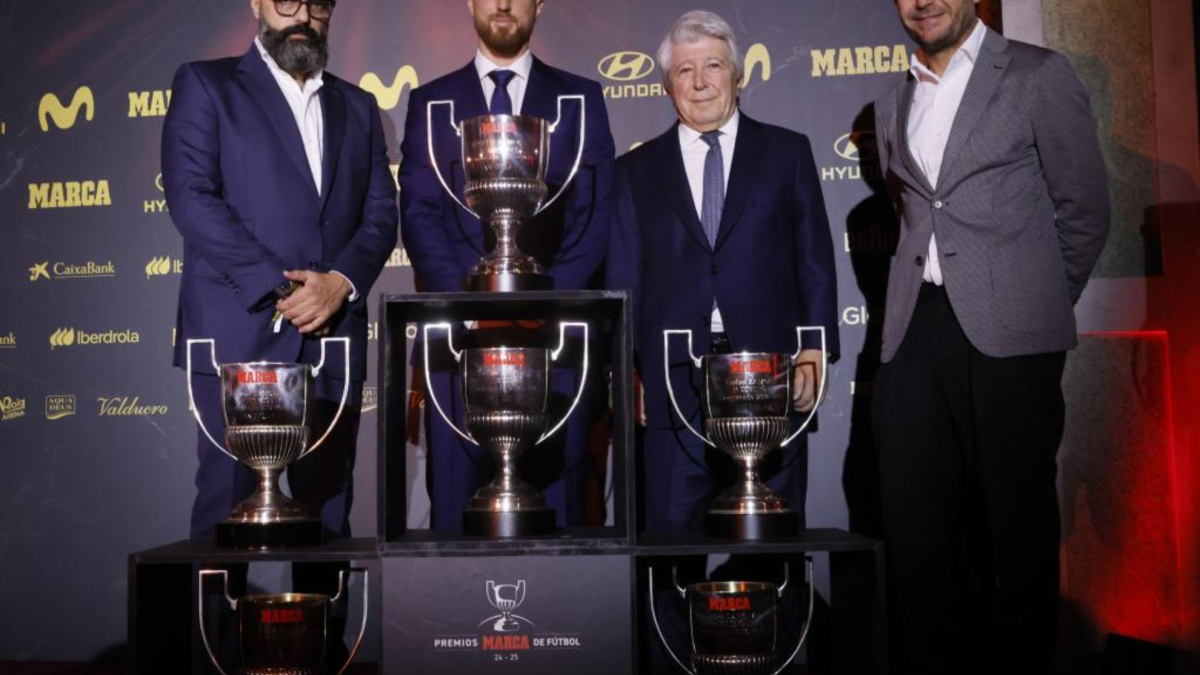 Oblak posa con sus seis Zamora junto a Cerezo, Alemany y Bucero (Foto: Marca)