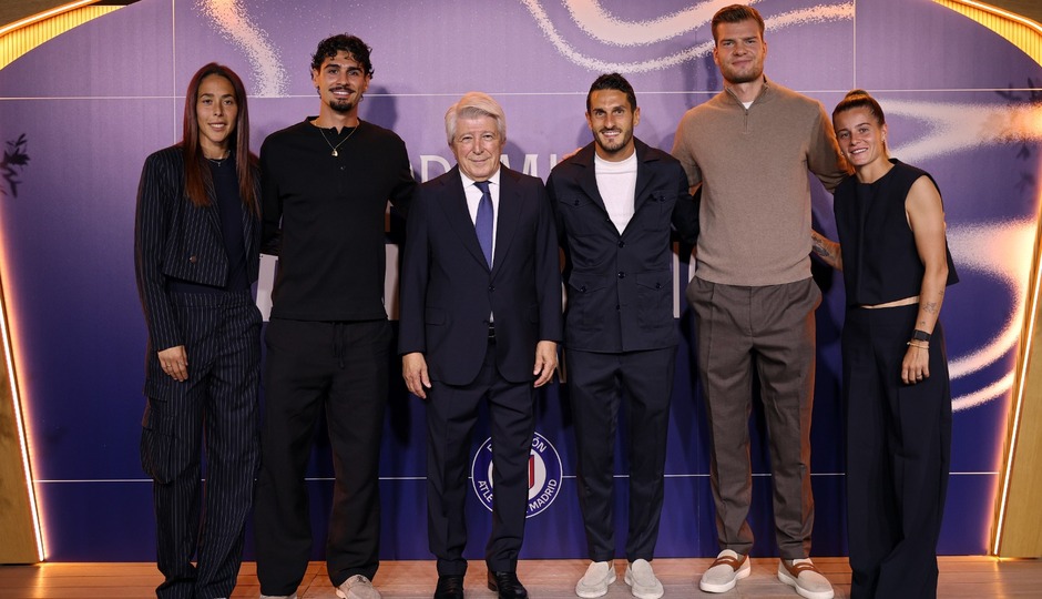 Representantes de los equipos masculino y femenino con Enrique Cerezo en la gala de los I Premios ADN Rojiblanco
